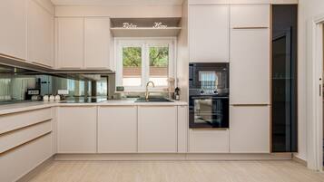 Coffee/tea maker, microwave, dishwasher, high chair
