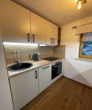Wasserkocher mit Kaffee-/Teezubehör, Kühlschrank, Ofen, Herdplatte