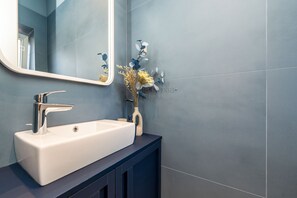 Dusche, Haartrockner, Handtücher, Seife