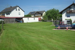 Ein Wohngebiet mit Häusern, einem Rasen und einem Spielplatz.