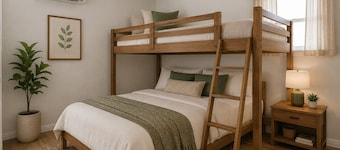 Spacious 2-bedroom coastal retreat. Near Surfside Beach and Fishing