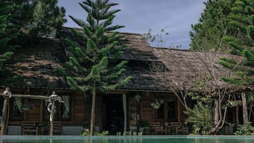 Quarto casal luxo, vista para a piscina | Piscina | Piscina externa