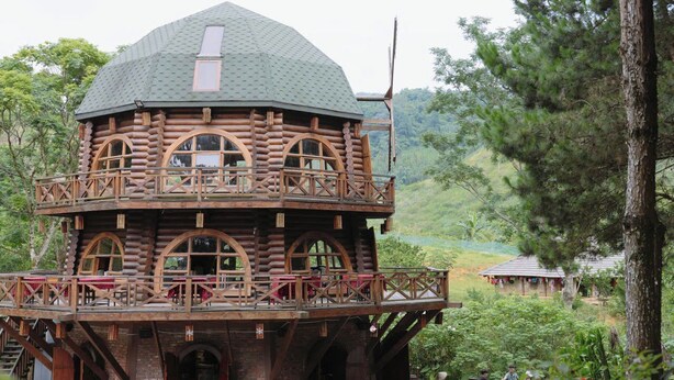 A log cabin with a balcony and arched windows. - The Nordic Village Moc Chau (Van Ho)