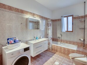 Doccia, asciugacapelli, asciugamani, sapone