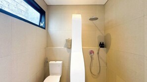 Bruser, hårtørrer, bidet, håndklæder