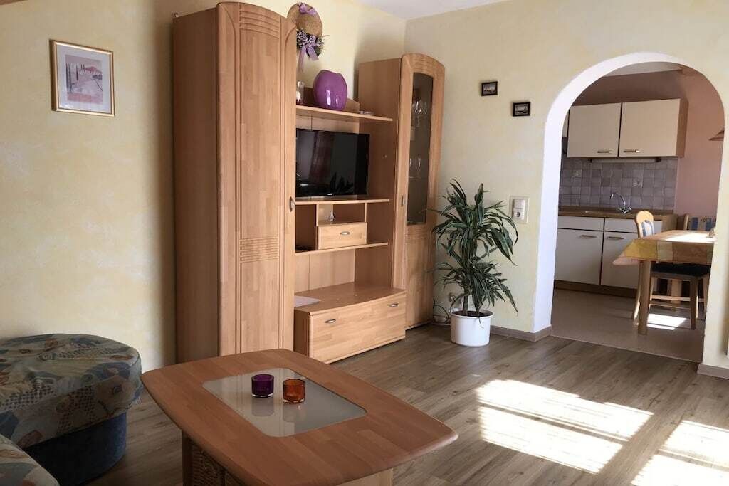 TV connectée, table de tennis de table, livres