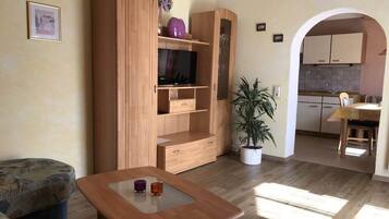 TV connectée, table de tennis de table, livres