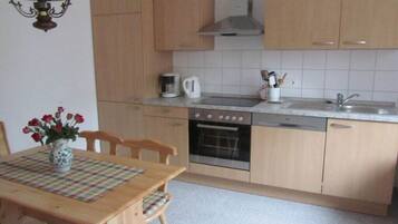 Kühlschrank, Ofen, Herdplatte, Geschirrspüler