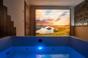 Ein Whirlpool mit herrlichem Bergblick und Sonnenuntergang.