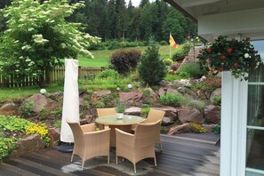 Outdoor dining - Rose garden at the holiday home Carola (Hinterzarten)