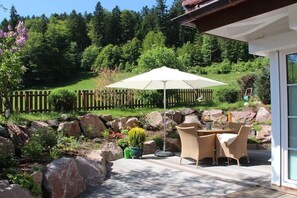 Outdoor dining - Rose garden at the holiday home Carola (Hinterzarten)