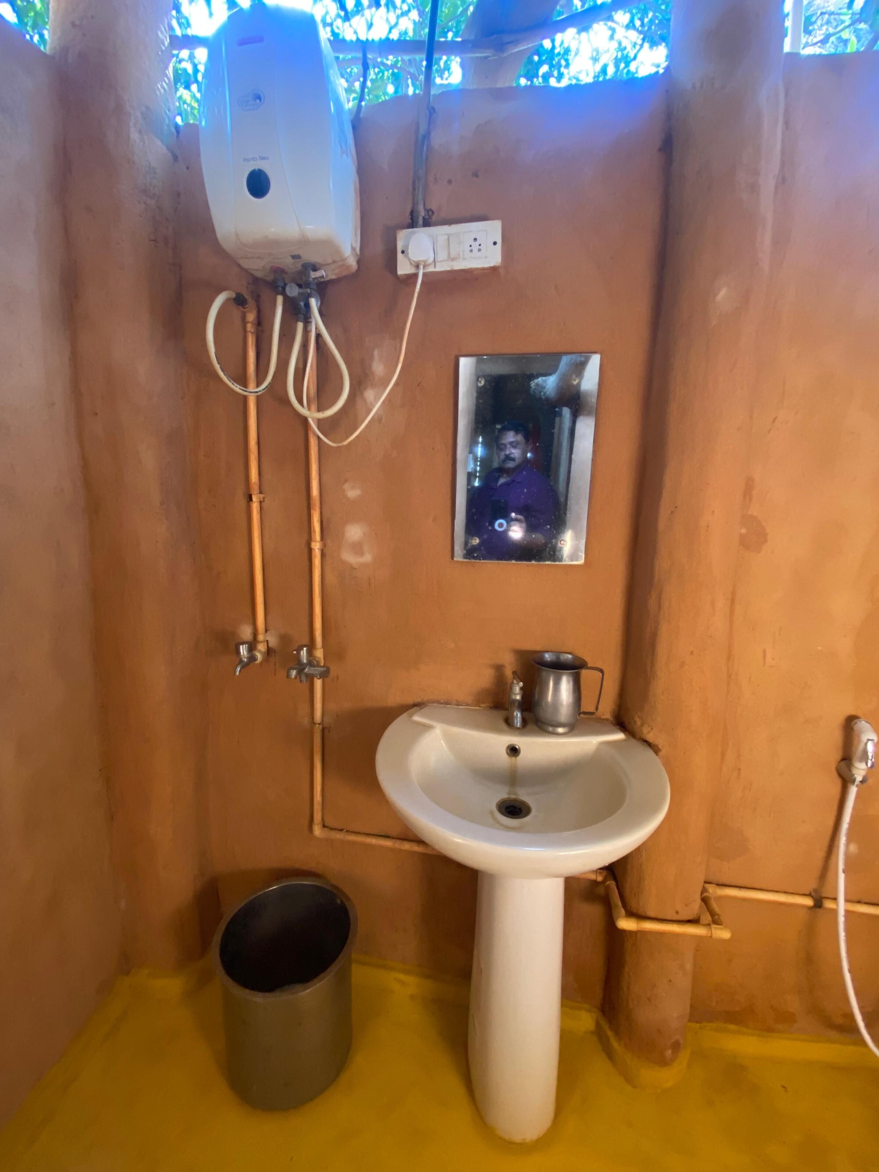 Deluxe Room | Bathroom | Shower, towels, soap, shampoo