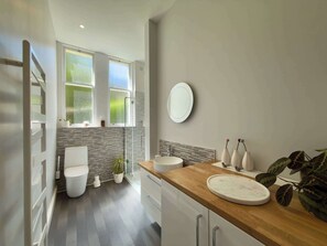 Shower, hair dryer, towels, shampoo - Boutique Stay in Bruntsfield (Edinburgh)