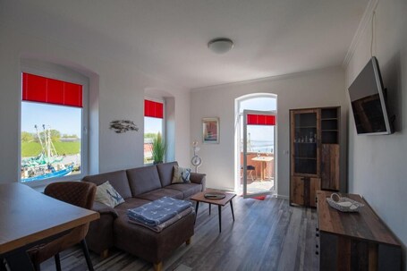 Living area. Apartment 'Heimathafen Über Hafen - Pub' with Sea View, Balcony and Wi-Fi