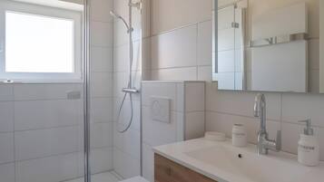 Dusche, Haartrockner, Handtücher