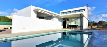Modern Villa with private swimming pool, ideal for families.