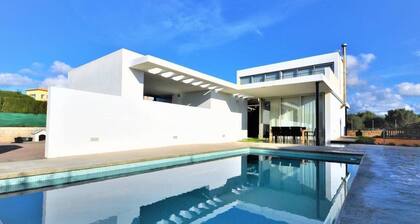 Modern Villa with private swimming pool, ideal for families.