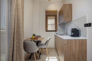 Studio Superior | Dapur kecil pribadi | Lemari es kecil, mesin espresso, ketel listrik, dan meja makan