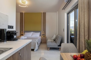 Free WiFi, bed sheets - Mayom Luxury Studios (Gazi)