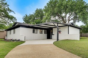 Exterior - Private Yard w/ Grill & Fire Pit! Mansfield Escape (Mansfield)