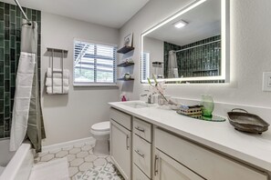 Bathroom - Private Yard w/ Grill & Fire Pit! Mansfield Escape (Mansfield)