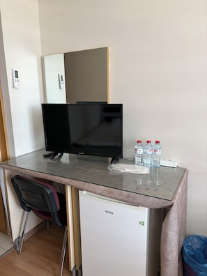 Chambre triple Confort | Bureau, espace de travail pour ordinateurs portables
