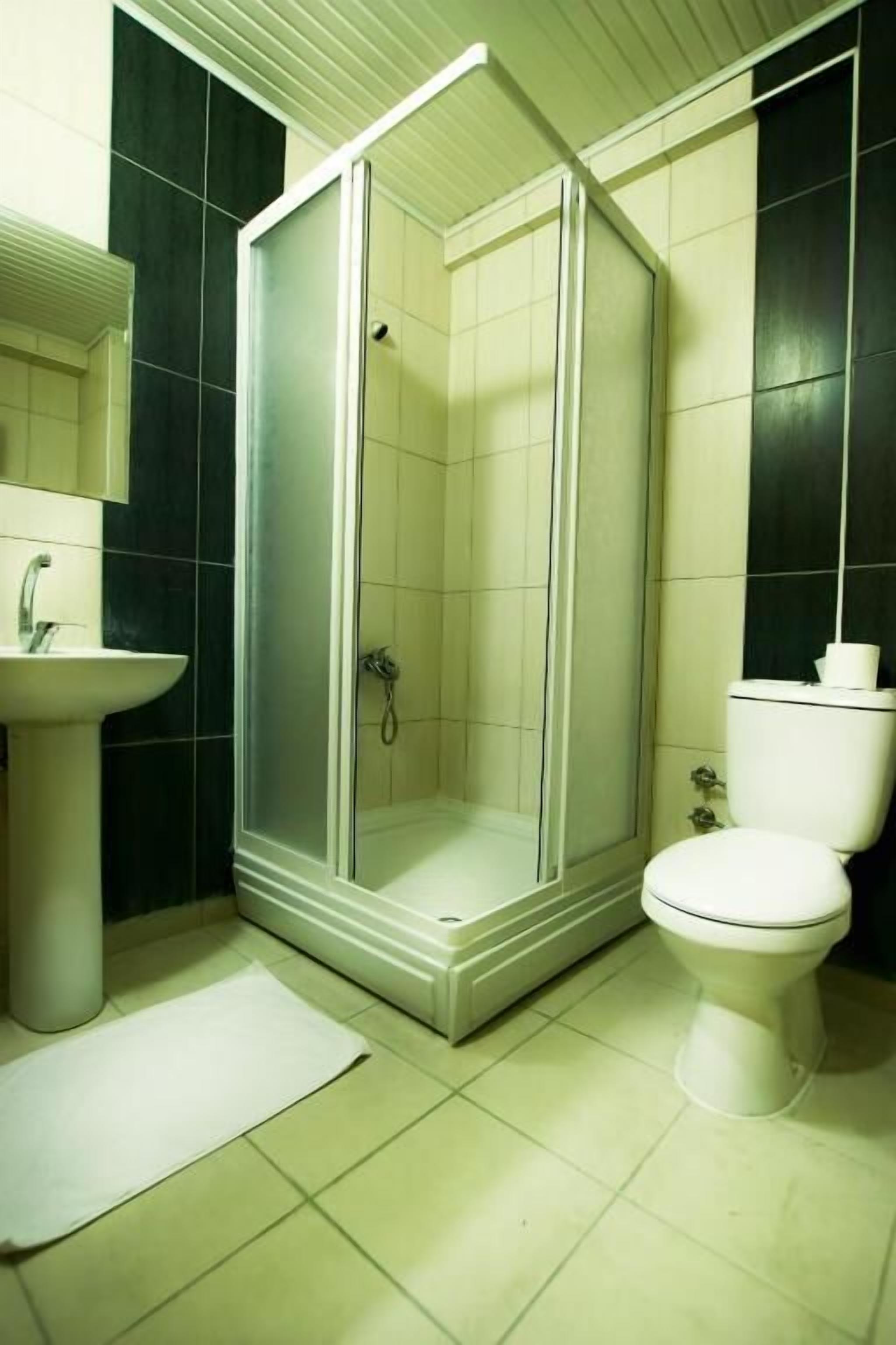 Ducha, secador de pelo, toallas y jabón