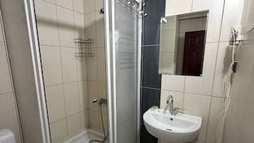Shower, free toiletries, hair dryer, bidet
