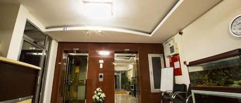 Chambre Standard avec lits jumeaux, vue sur la ville | Hall