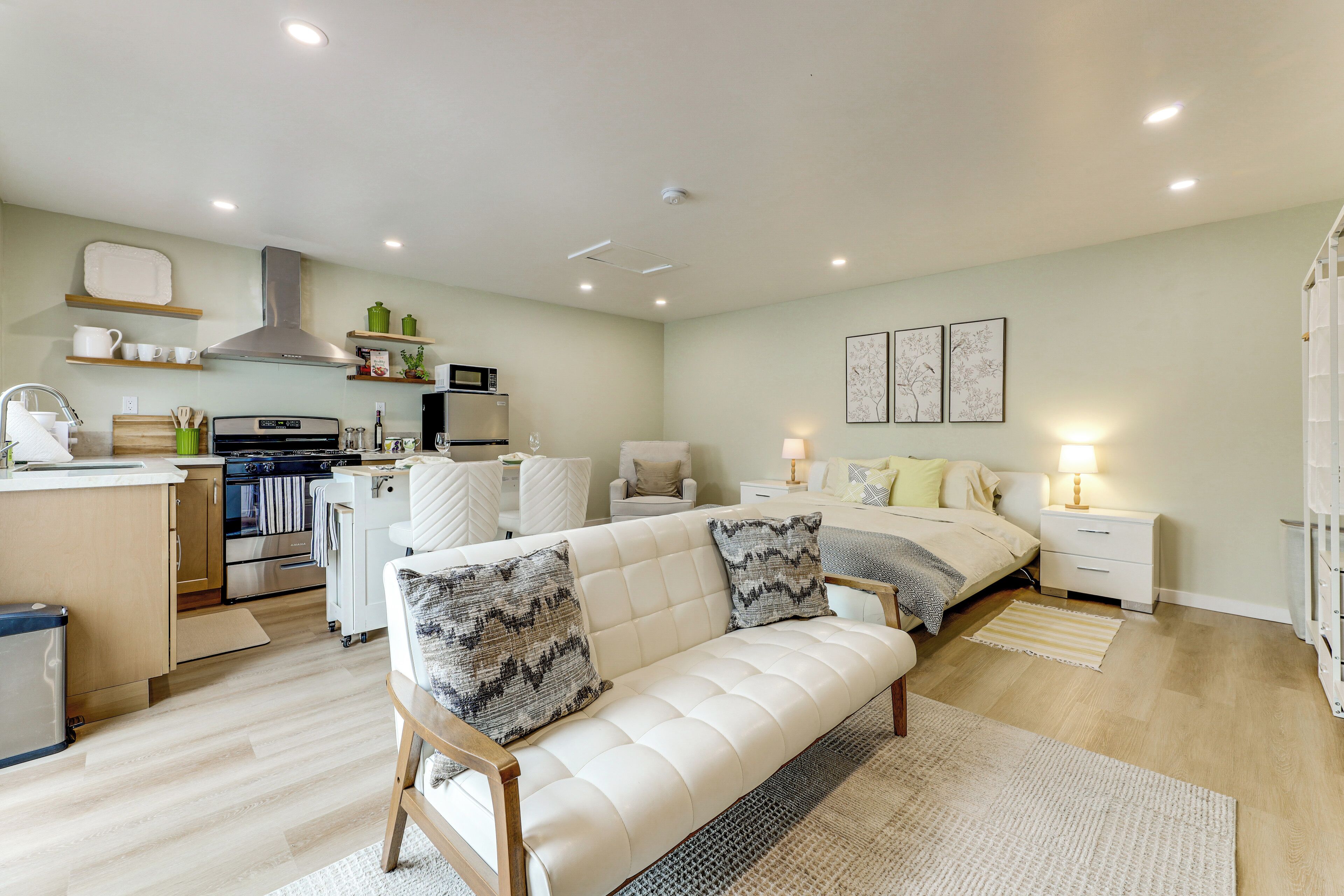 Une chambre à coucher moderne avec un lit, des tables de chevet et une commode.