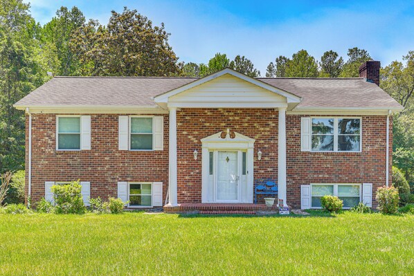 Exterior - 3 Mi to Dtwn: Spacious Warsaw Retreat w/ Huge Yard (Warsaw)