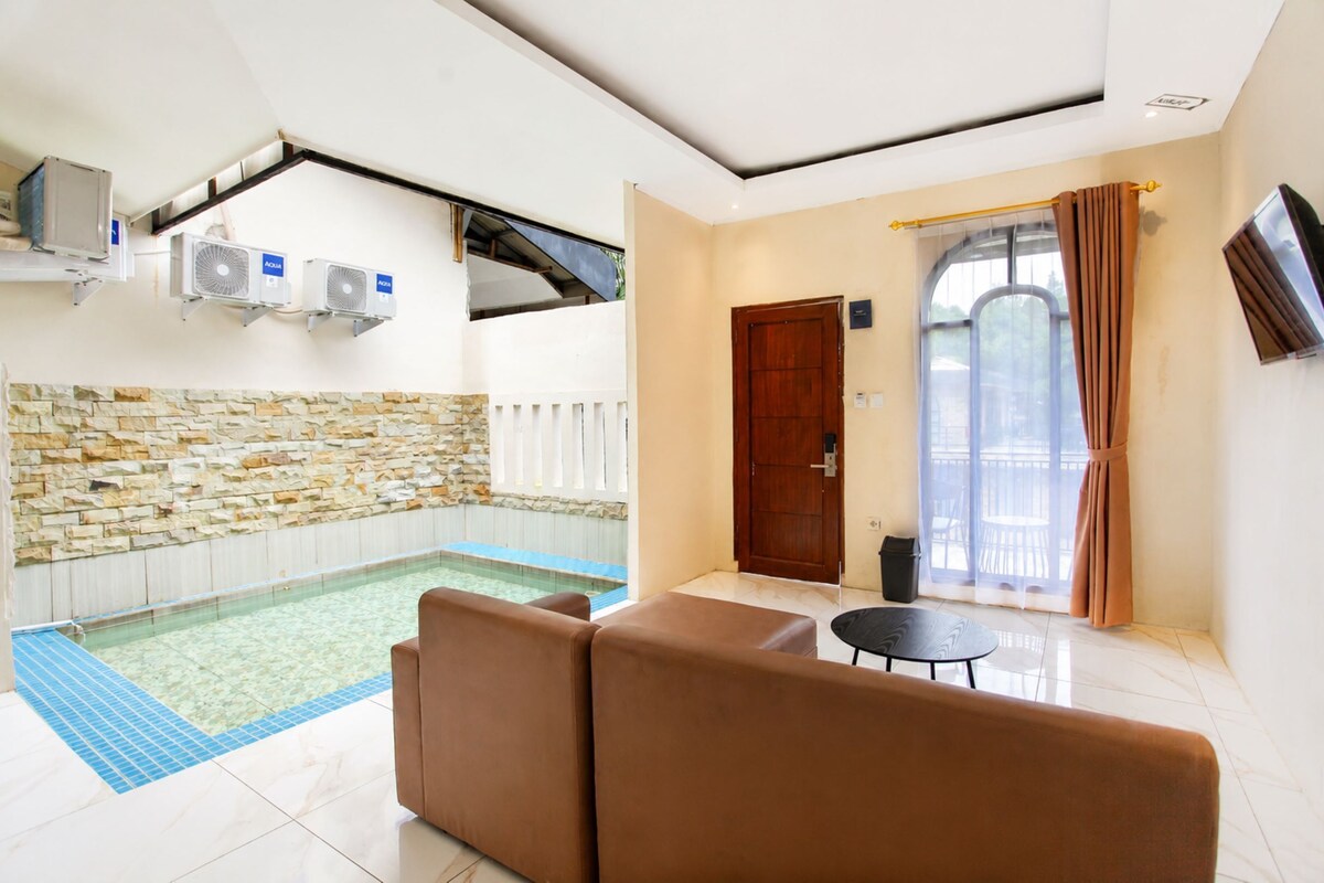Executive Private Pool | Blackout drapes, iron/ironing board (on request), WiFi (free)