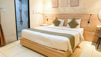 Habitación estándar | Escritorio, tabla de planchar con plancha, wifi gratis y ropa de cama