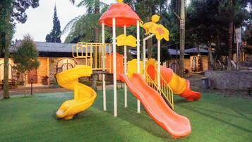 Tempat bermain anak - outdoor