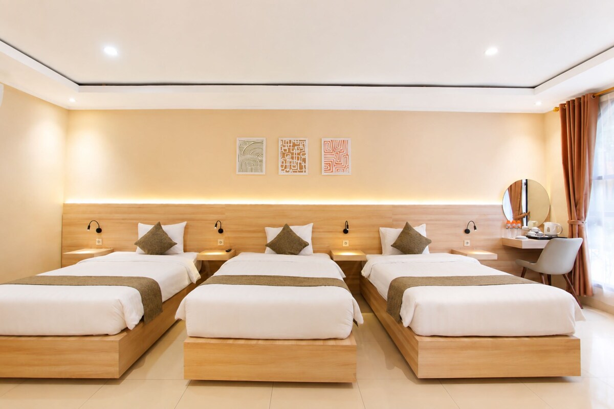 Deluxe Triple Room | Blackout drapes, iron/ironing board (on request), WiFi (free)