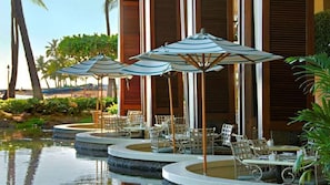 Outdoor dining - Luxurious 1BR Suite at The Grand Islander – Hilton Hawaiian Village (Honolulu)