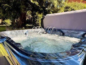 Un jacuzzi con asiento incorporado y fuente de agua.
