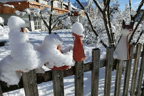 A wooden fence with snow-covered objects. - Apartment in Rückholz with swimming pool (Rückholz)