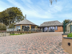 A brick-paved courtyard with a gazebo and a brick building. - Pabi - Poppy - UKC7077 (Nansidyll)