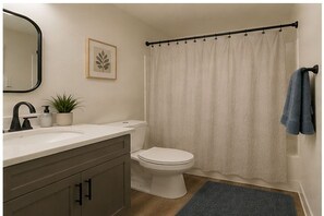 Standardzimmer | Badezimmer | Kostenlose Toilettenartikel, Haartrockner, Handtücher, Seife