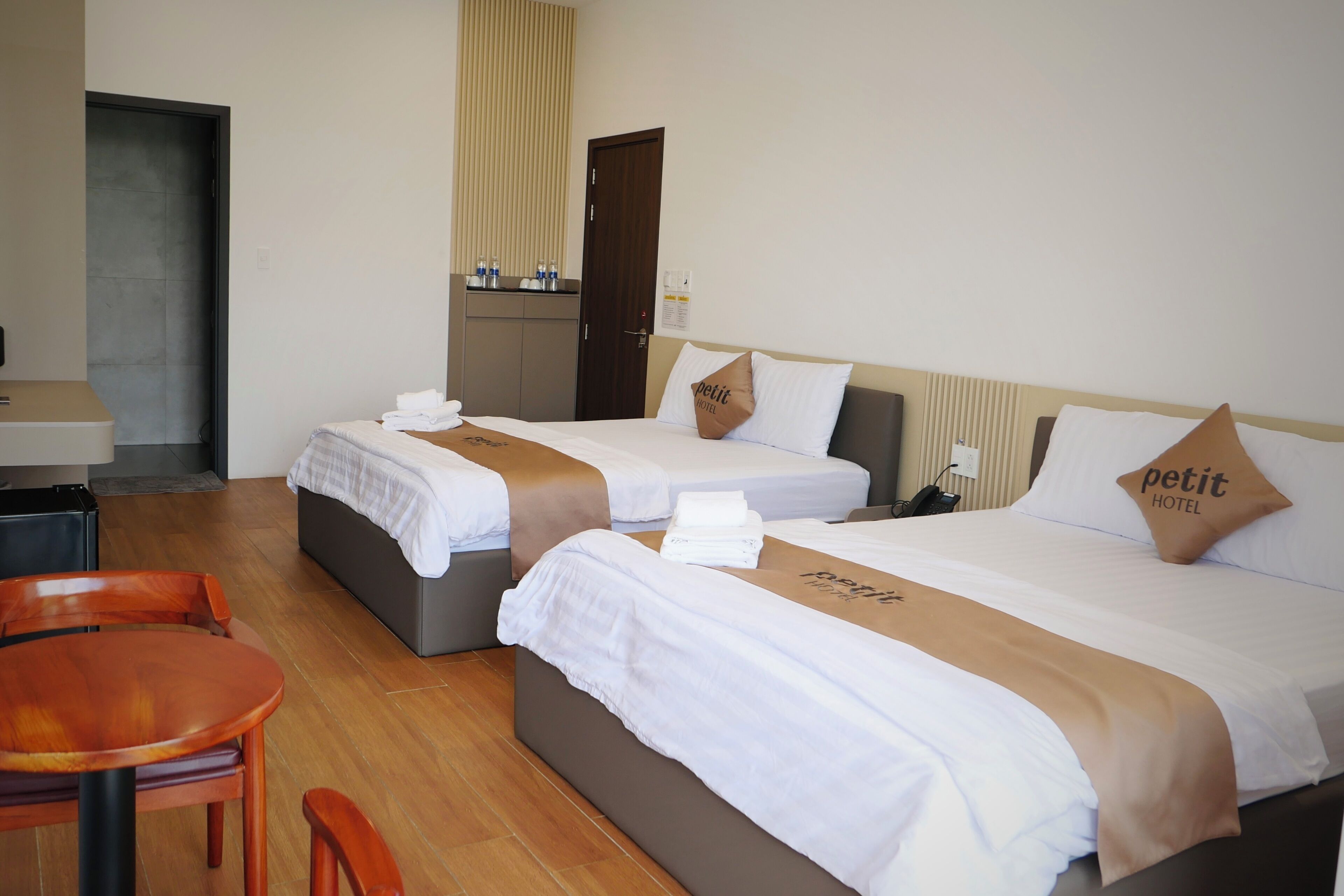 Habitación cuádruple estándar, balcón, vista a la ciudad | Espacio para trabajar con laptop y wifi gratis 