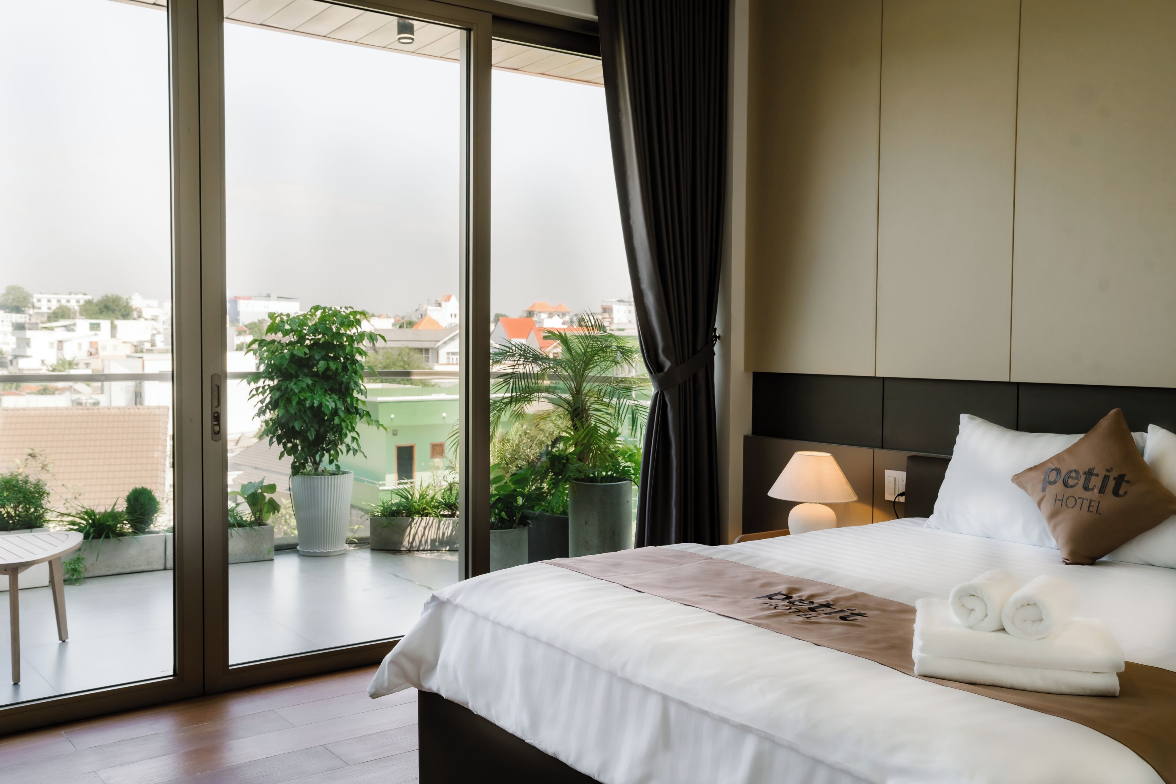 ห้องลักซ์ชัวรี่ดับเบิล, ระเบียง, วิวเมือง | พื้นที่ทำงานแบบใช้แล็ปท็อป, Wi-Fi ฟรี