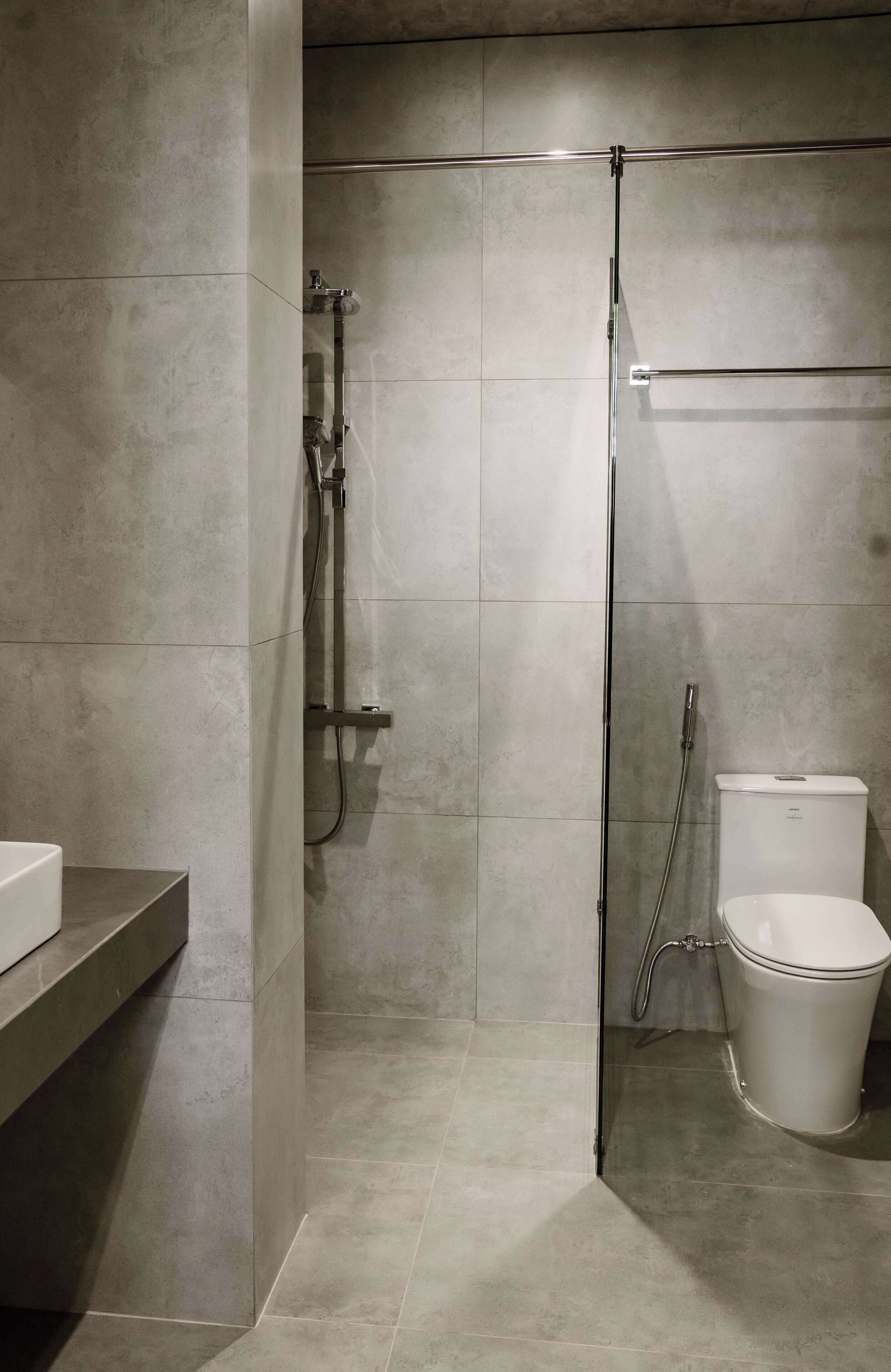 Un baño moderno con ducha, inodoro y lavamanos.