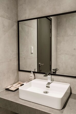 Quarto casal luxo, sacada, vista para a cidade | Banheiro | Chuveiro, produtos de toalete grátis, secador de cabelo 