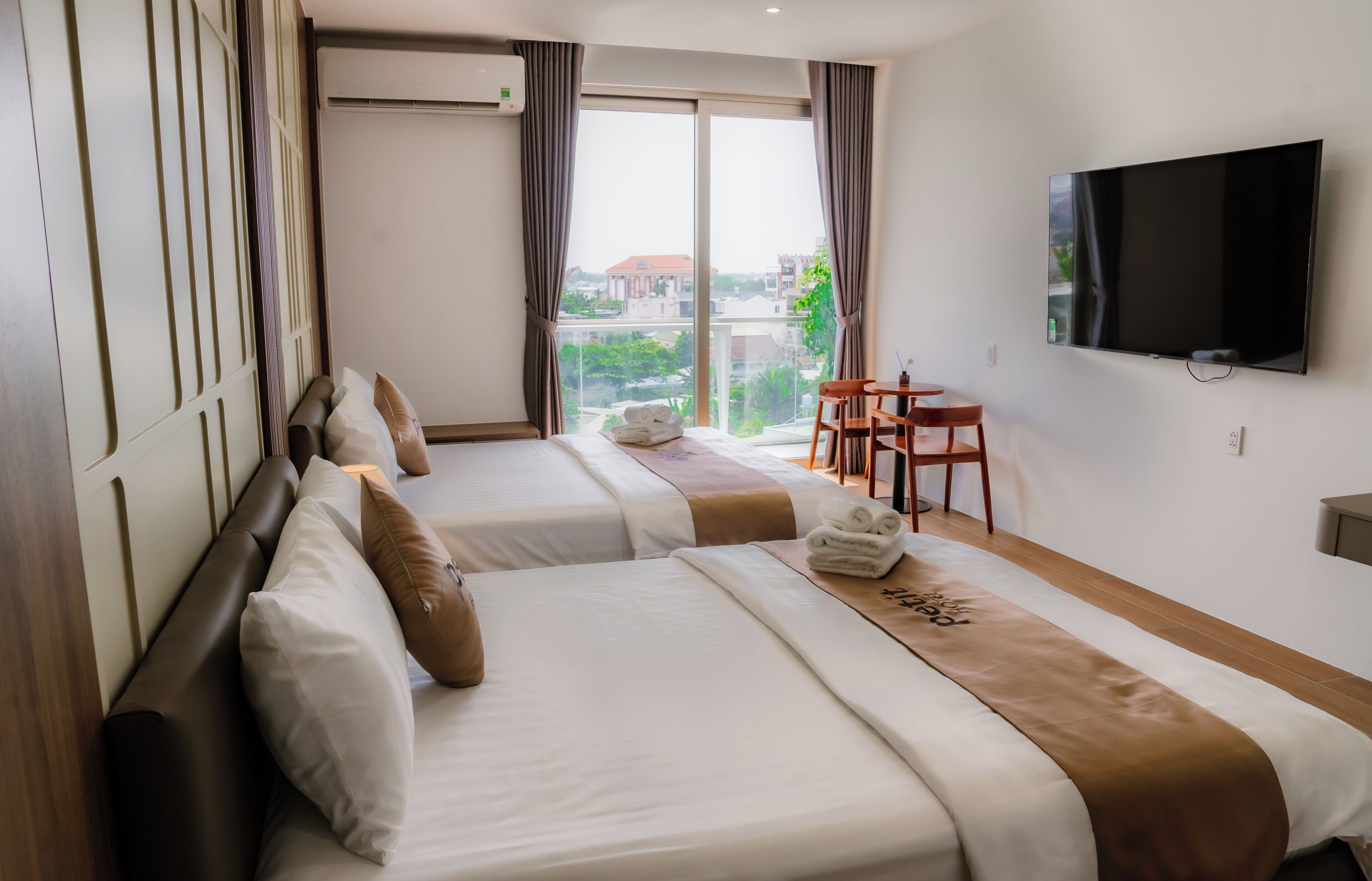 Quarto quádruplo standard, sacada, vista para a cidade | Espaço de trabalho para notebook, Wi-Fi de cortesia