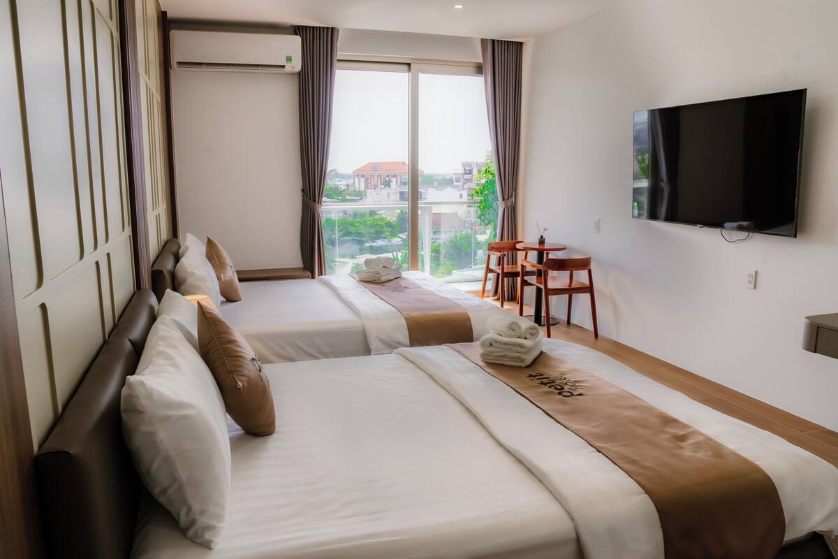Standard Quadruple Room, Balcony, City View | Ruang kerja komputer riba, Wi-fi percuma