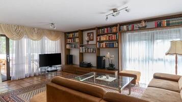Smart-TV, Kamin, Videospiele, Stereoanlage