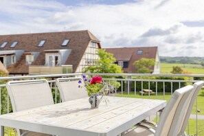 Outdoor dining - Farm in Colmberg with swimming pool (Colmberg)