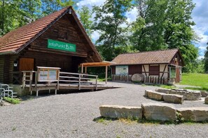 Ein rustikales Holzgebäude mit einem Schild, auf dem 'InfoPunkt' steht.