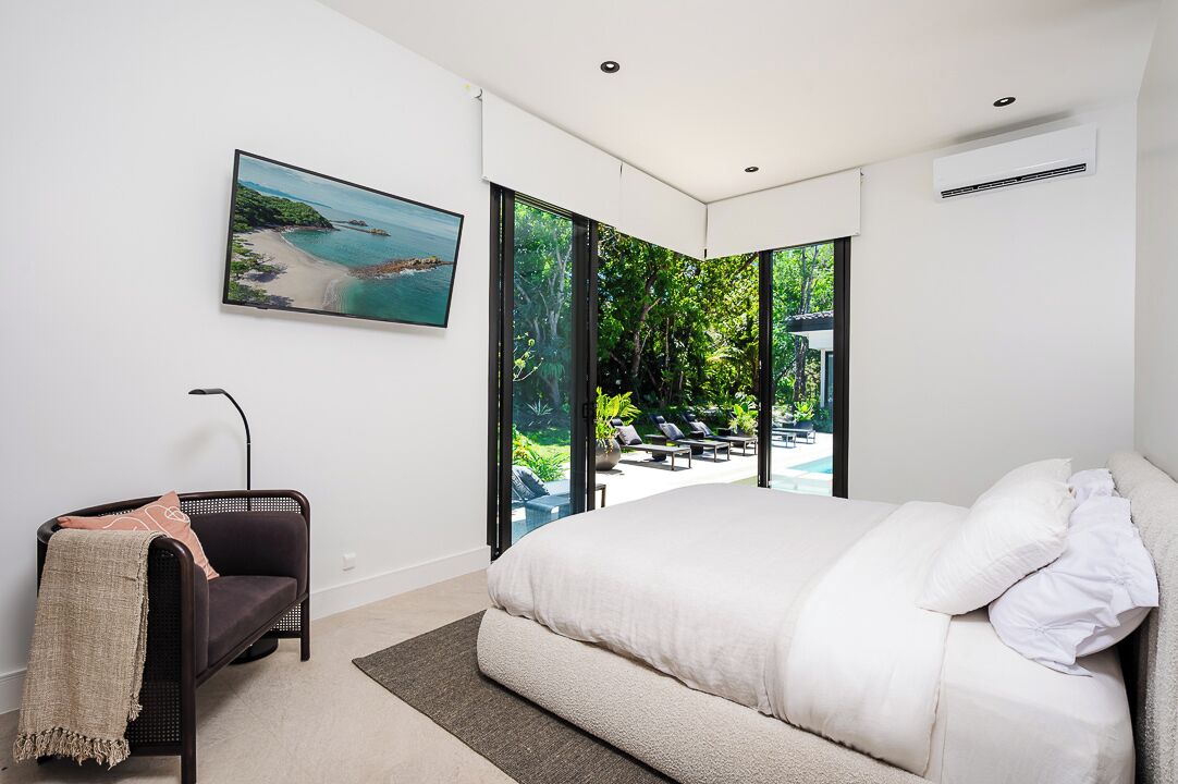 5 bedrooms, iron/ironing board, WiFi, bed sheets